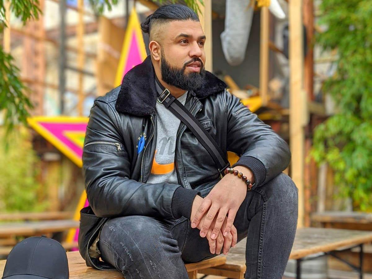 Humza Mohammed Arshad (Urdu: حمزه محمد ارشد; born 3 June 1985) is an English actor, comedian and writer of Pakistani descent.